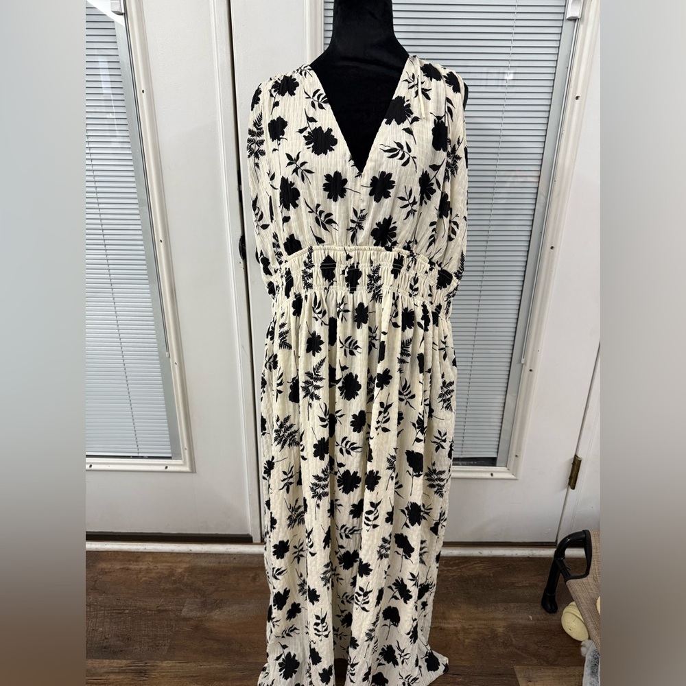 Chic Black Floral Maxi Dress